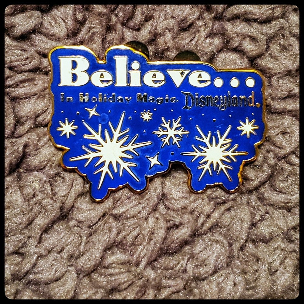 Disney Holiday Magic Disneyland pin (limited ed.)